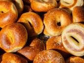 Cómo hacer tostadas y bagels de panadería con la “air fryer”: desayuno saludable sin complicaciones