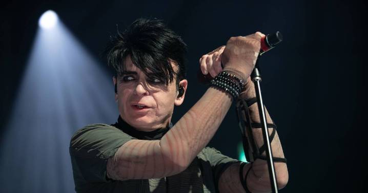 Music icon Gary Numan breaks down in tears on stage after receiving 'worst news ever'