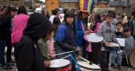 Con música, disfraces y juegos, los niños y adolescentes defendieron sus derechos en Bariloche