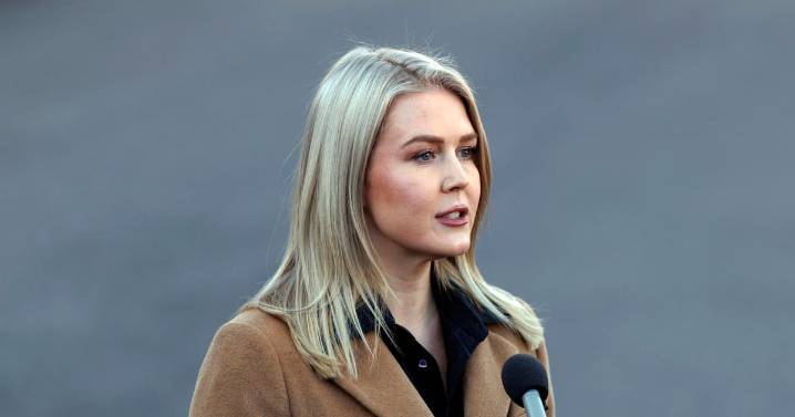 ICE detiene a una mujer familiar de Karoline Leavitt, portavoz de la Casa Blanca