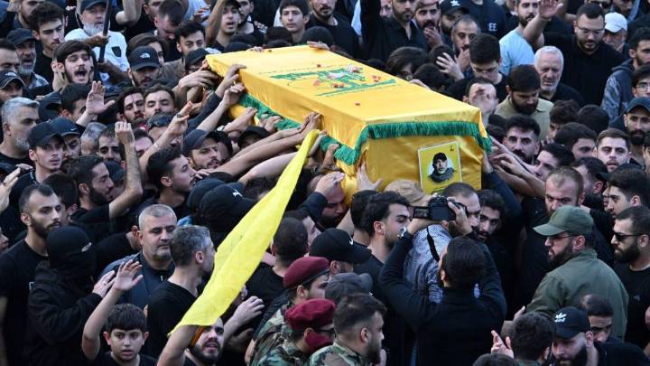 Hezbolá entierra a su jefe militar, muerto en un bombardeo de Israel