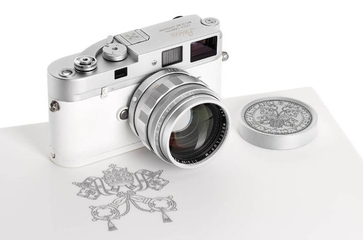 Subastan cámara Leica del papa Francisco por 7.5 mdd
