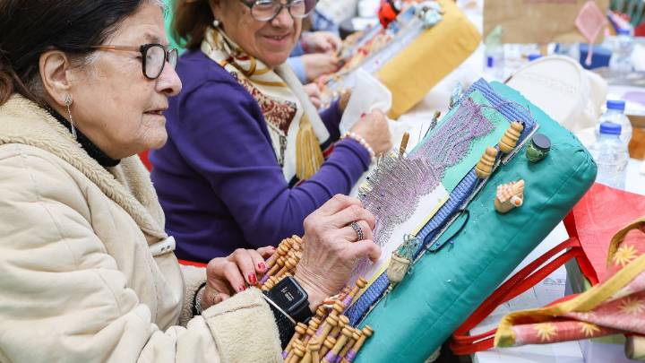 Los bolillos baten récords con 500 encajeras en Navatejera