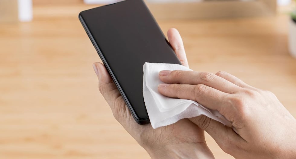 Elimina el polvo en segundos: así debes limpiar los altavoces del celular para no dañarlos