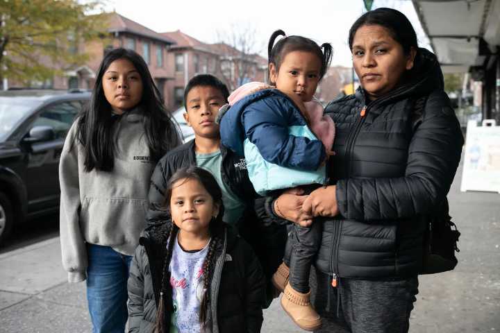 Agentes de ICE apuntan con armas y maltratan a una madre frente a sus cuatro hijos