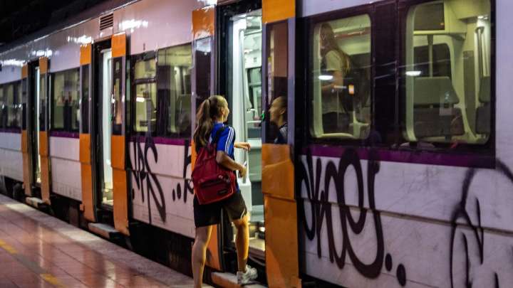 Limpiar los grafitis de los trenes de Rodalies cuesta a Renfe más de seis millones de euros