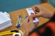 No hay “lápices que se borran” en las mesas: Servel desmiente desinformación y señala que usará tinta azul permanente