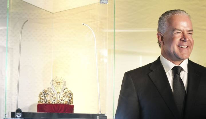 “Estoy colaborando”, dice el dueño del Miss Universe tras escándalo judicial en su contra