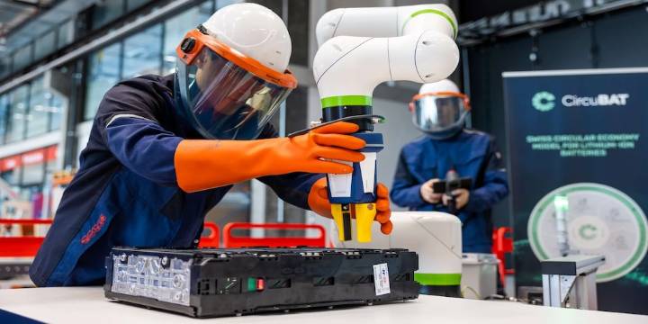 Nuevo sistema robótico de reciclaje le da una segunda vida a las baterías de coches eléctricos