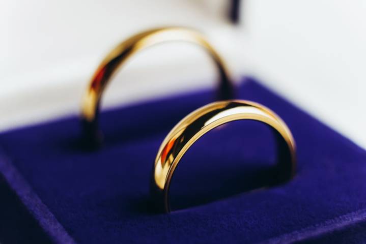 Dear Annie: Is it OK if I sell my late wife’s wedding ring?