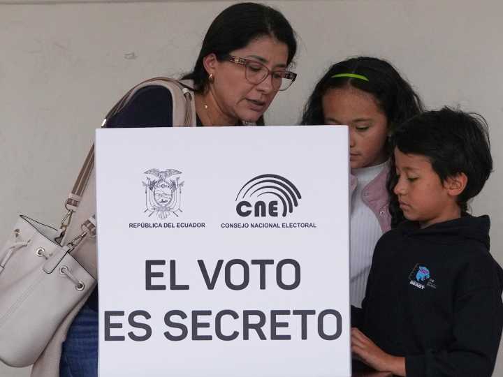 Cierran las urnas del referéndum en Ecuador y se inicia el escrutinio de votos