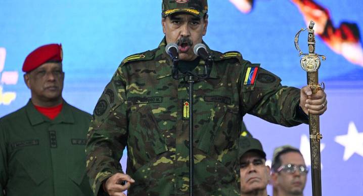 Nicolás Maduro ordena a fuerza aérea estar lista para defender a Venezuela