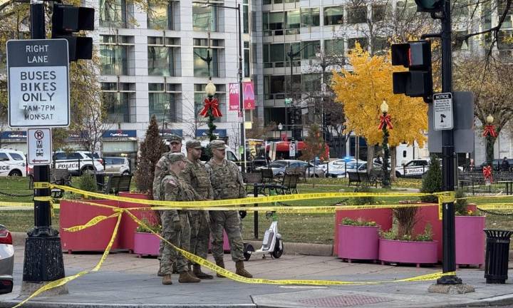 Trump promete que la persona que tiroteó dos guardias nacionales pagará un “precio alto”