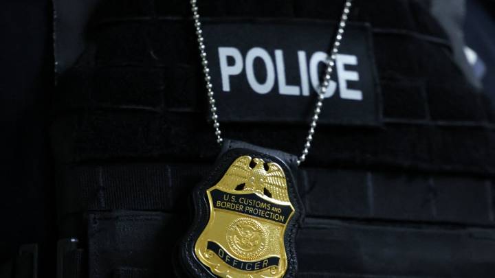 El subdirector de una escuela en Virginia y su hermano fueron arrestados por planear ataques contra agentes del ICE