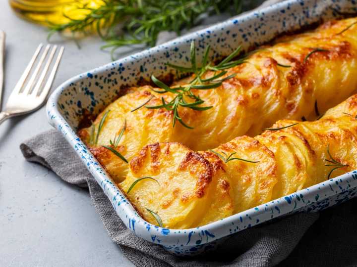 Cómo hacer papas con queso cheddar gratinado en “air fryer”: tiempo y temperatura exactos para cocinar este delicioso “side dish”