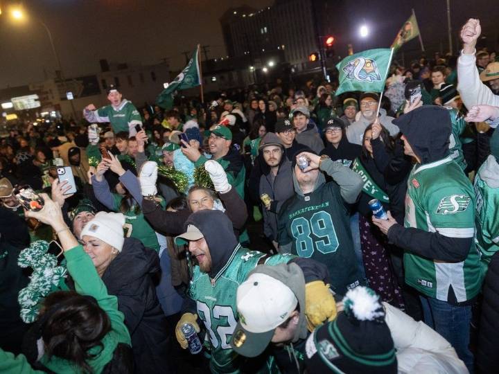Rider fans flood Regina's Green Mile after Grey Cup win