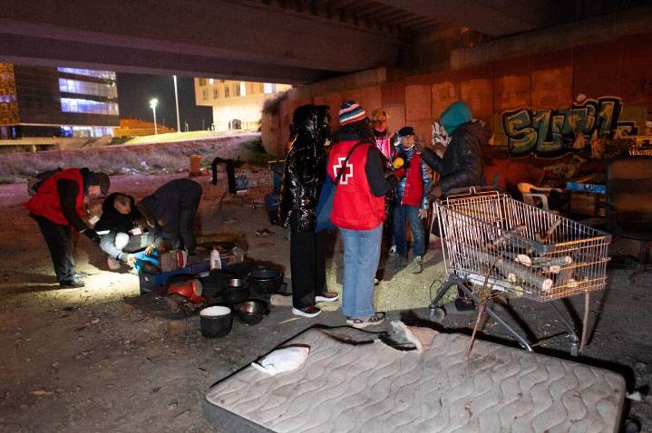 Zaragoza suma 266 personas durmiendo en la calle: el sinhogarismo crece un 60% en dos años