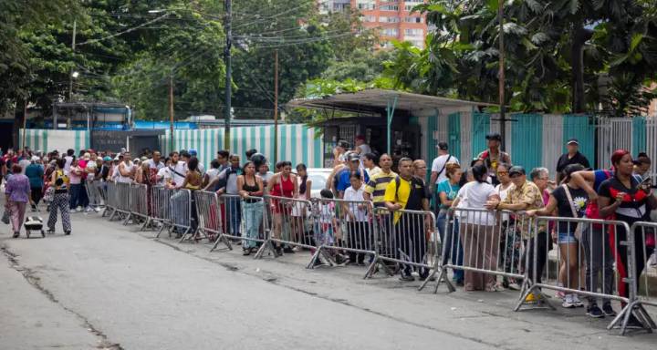 EFE: Venezolanos madrugan para buscar ofertas y asegurar su plato navideño