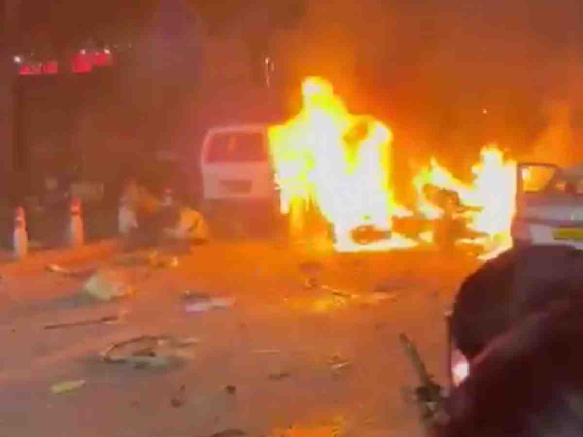 Breaking: Blast in parked car near Red Fort, Video surfaces
