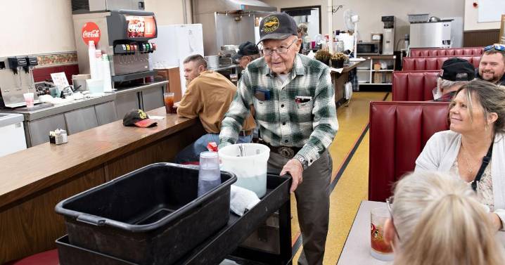From sailing the Atlantic to Ben's Diner: Navy veteran, 97, reflects on life and service