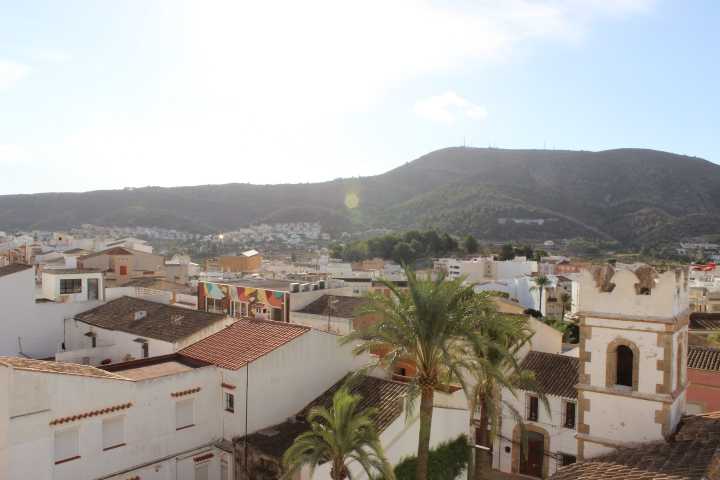 Un velatorio, la eliminación de pinos secos o bonos consumo, entre las previsiones del presupuesto de Benitachell de 2026