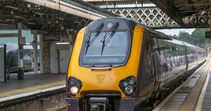 Christmas travel chaos threat as 4 days of rail strikes announced