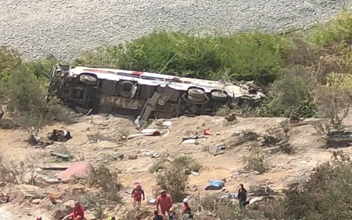 Autobús cayó por un barranco en Perú: 37 fallecidos y 24 heridos