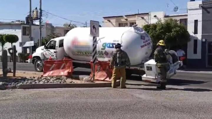Pipa Cargada con 10 Mil Litros de Gas Cae en Socavón Cerca de Gasolinera en Hermosillo