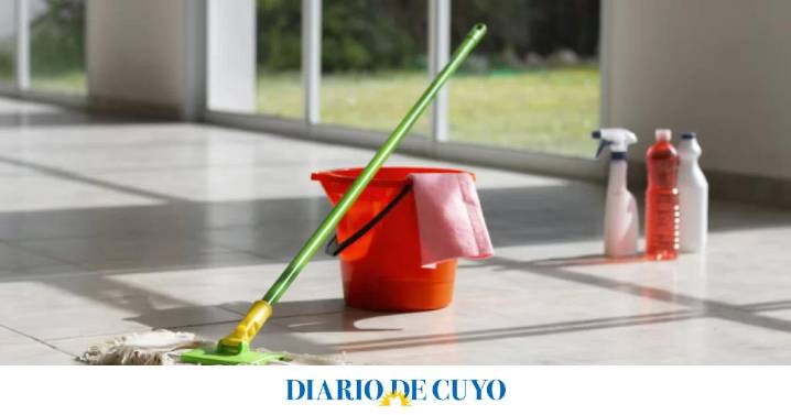 El truco que pocos conocen: el ingrediente que debés tirar al piso antes de trapear
