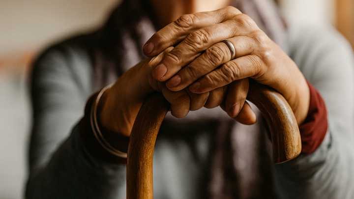 Corte ordena a EPS mantener cuidador 12 horas diarias para mujer de 100 años y pide avanzar en política de cuidado