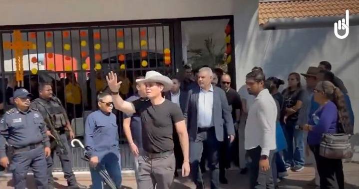 VIDEOS ¬ “¡Fuera, fuera!”, le gritan a Bedolla en el funeral. “¡Asesino, asesino!”