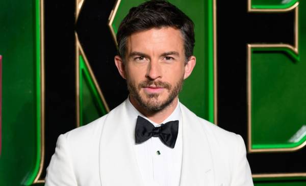 El actor británico Jonathan Bailey fue elegido el hombre más sexy por People