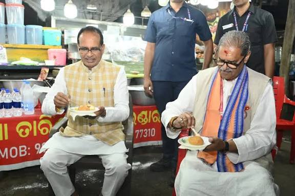 Union Minister Shivraj Singh Chouhan Savours Pahala Rasagola, Praises Odisha’s Culinary Heritage
