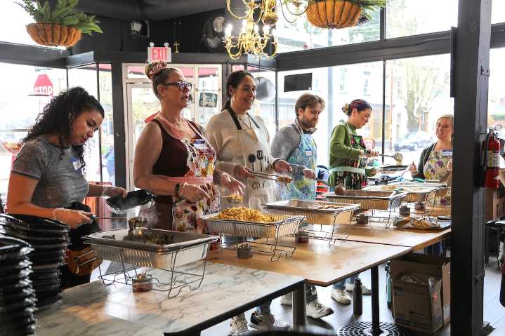 Volunteers serve up Thanksgiving meals to hundreds at North Portland restaurant