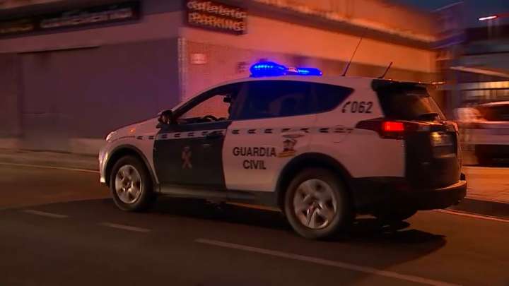 Un hombre permanece atrincherado en su vivienda en Cilleros armado con un cuchillo More