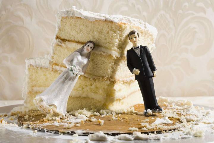 Woman Refuses to Redo Sister’s Wedding Cake After It Falls Apart