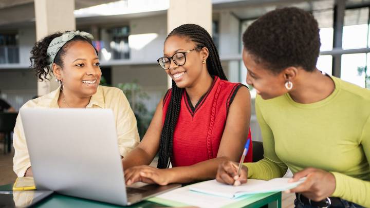 Se buscan trabajadores: más de 12.000 vacantes activas en Colombia este mes