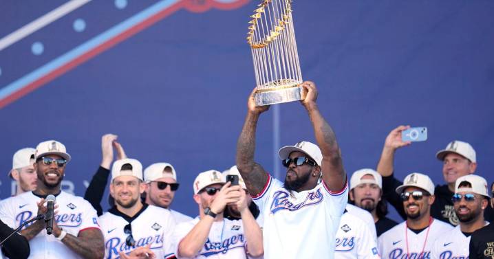 Adolis García among 66 non-tender free agents, while Jonathan India tops 34 agreeing to contracts