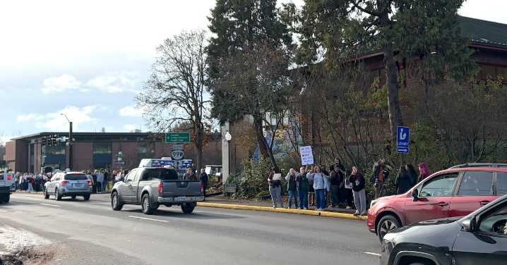 Oregon teenager’s ICE detention sparks high school walkout