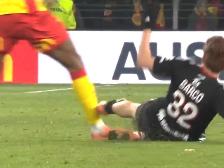 El Colo Barco tuvo un sábado para el olvido: un planchazo lo hizo ver la tarjeta roja y Racing de Estrasburgo perdió con Lens