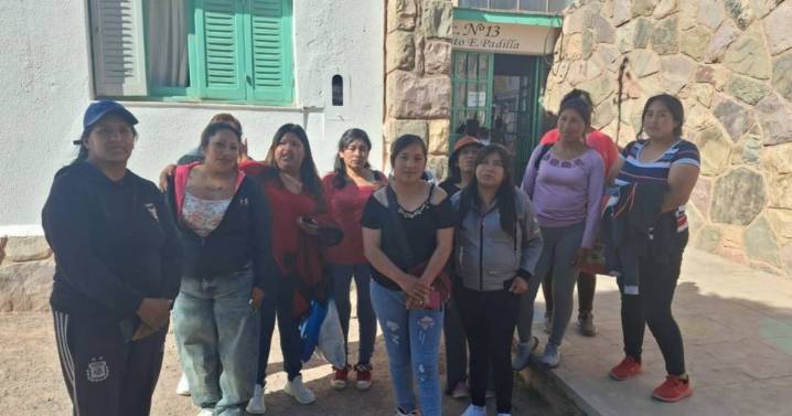 Golpeó a una madre dentro de un establecimiento primario