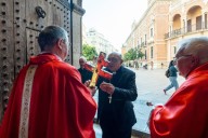 El Arzobispo Enrique Benavent realiza su visita pastoral a la Catedral de Valencia