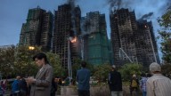 Hong Kong busca a cientos de desaparecidos tras incendio que suma 65 personas muertas