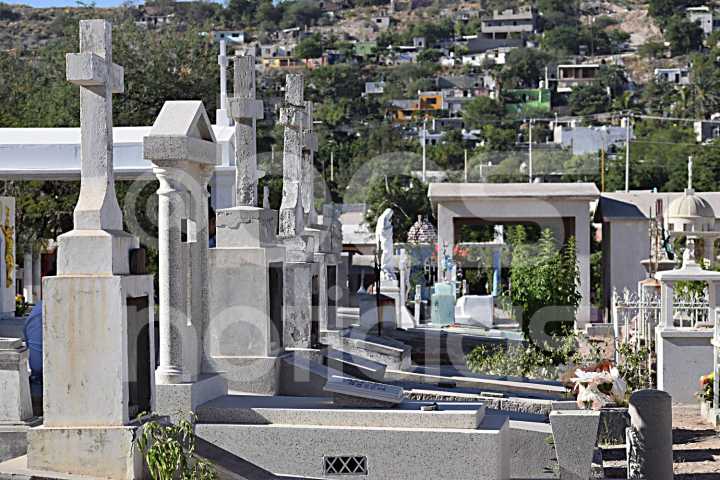 Panteón de La Paz fue supervisado tras denuncias por malos olores; incumplen profundidad de fosa