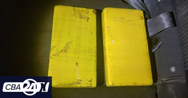 Detuvieron a una policía retirada que llevaba dos ladrillos de cocaína en el auto