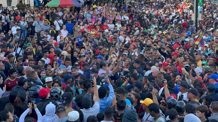 Maduro juramentó a 5.336 Comités de Base de la Juventud