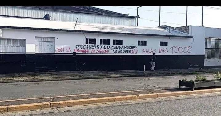 Pintadas amenazantes contra el presidente y la CD de Central Norte en la sede del club