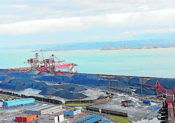 El informe por la desaparición de 120.000 toneladas de carbón genera «desconcierto» en el consejo de El Musel