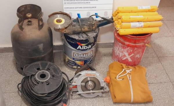 Dos sujetos fueron aprehendidos tras saltar un portón y robar herramientas de un comercio