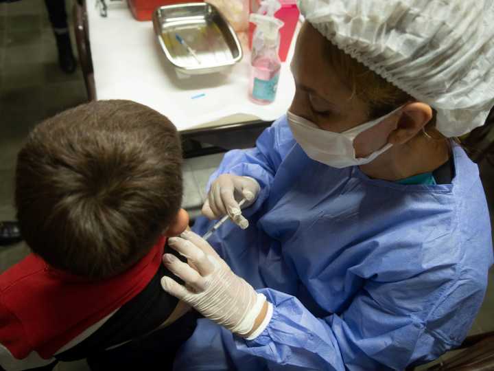 Derrumbe récord de la vacunación en los chicos que ingresan a primer grado: por qué pasa y cuál es el peligro
